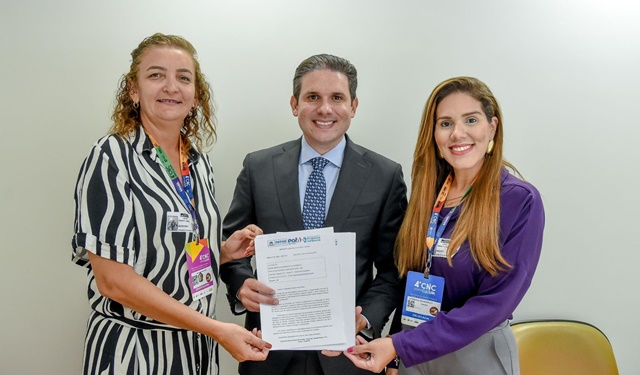 Secretária de Cultura e Turismo de Patos apresenta projeto para criação de um centro de artesanato ao deputado Hugo Motta