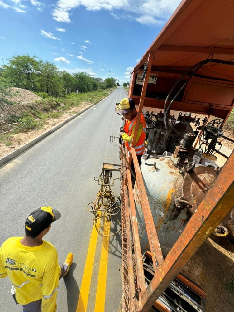 STTRANS realiza pintura de sinalização horizontal em ruas que receberam recapeamento asfáltico