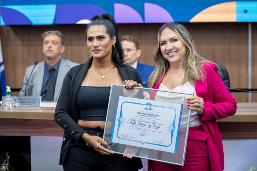 Câmara concede 1º título de cidadania patoense a uma mulher trans