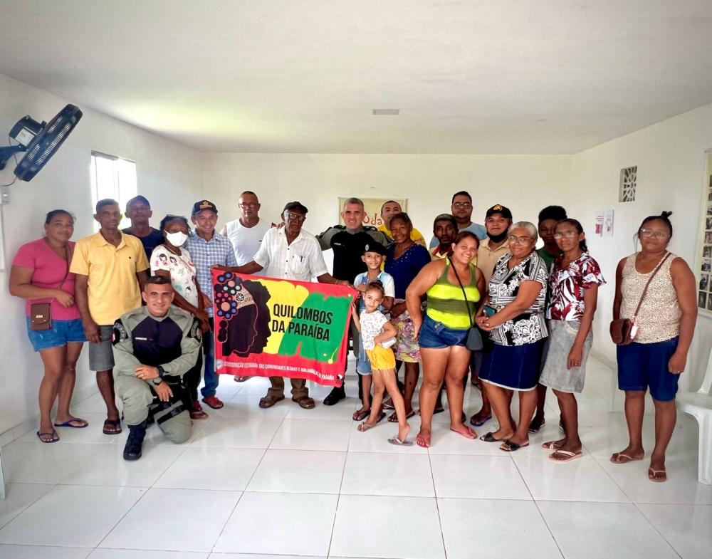 Policiais militares reúnem-se com moradores da Comunidade Quilombola de Pitombeira, em Várzea