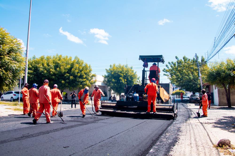 MAIS PAVIMENTAÇÃO: De janeiro de 2021 até o final deste ano a Prefeitura de Patos terá pavimentado mais de 200 ruas