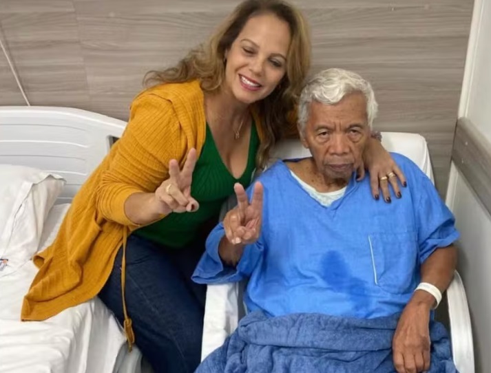 Roque posa em hospital, e esposa agradece por carinho com diretor do SBT