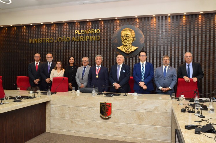 TCE - PB entrega a Medalha Cunha Pedrosa, sua maior honraria, ao embaixador de Portugal
