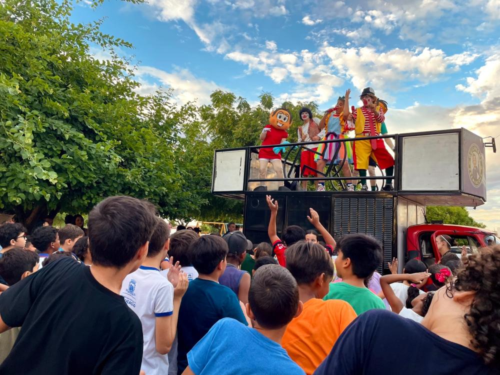 Com sorrisos e muitas brincadeiras tradicionais, o Bora Brincar na Praça no Distrito Santa Gertrudes levou diversão para criança