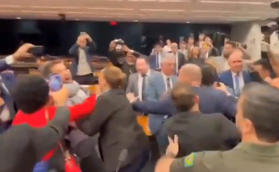 Cabo Gilberto dá gravata em André Janones e evita briga na Câmara Federal