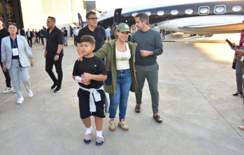 Simone Mendes se encanta por avião de 100 milhões de dólares