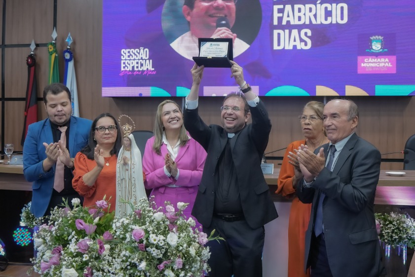 Câmara homenageia mães de Patos com a presença de Pe. Fabrício, agraciado com Voto de Aplauso