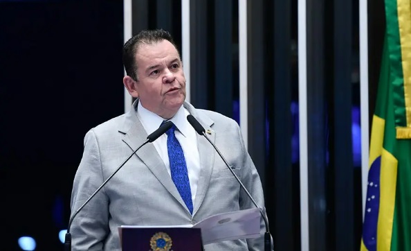 André Amaral toma posse no Senado na vaga de Efraim Filho