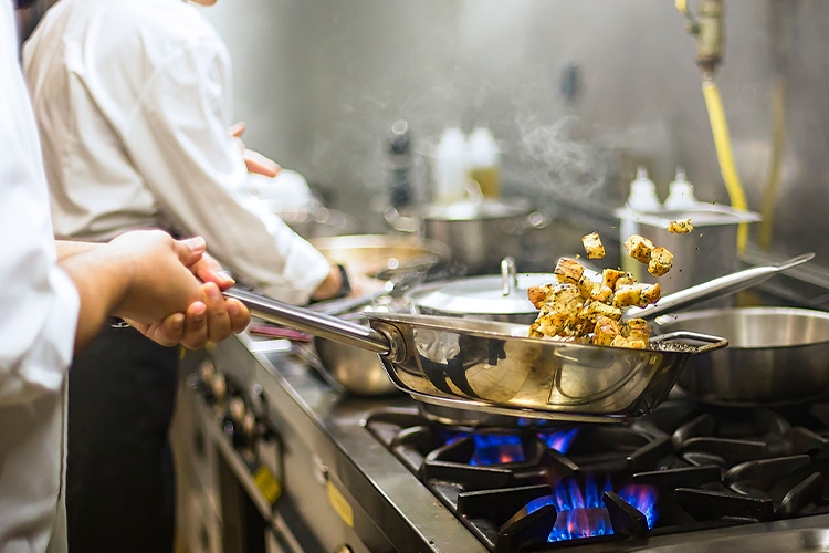Agevisa proíbe uso de barba, anéis, pulseiras e outros adornos pessoais por chefes de cozinha na Paraíba