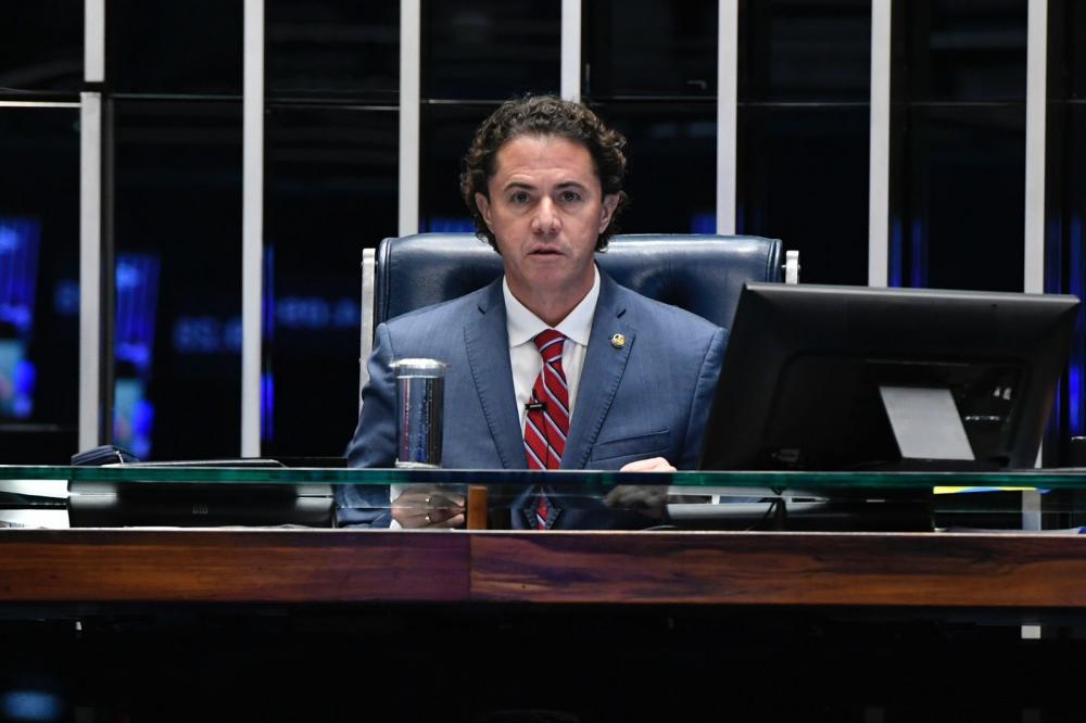 Hospital Universitário Lauro Wanderley concede Voto de Aplausos a Veneziano por atuação em favor dos HUs e da saúde pública do Brasil