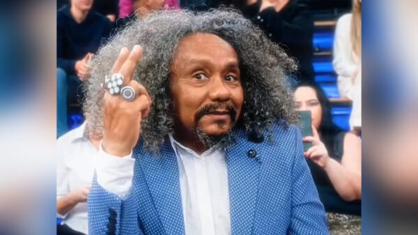 No Altas Horas, Chico César relembra época que trabalhava em loja na Paraíba