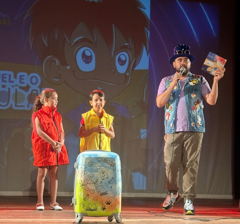 Aventuras na Mala da Leitura de artista patoense enche de alegria o Teatro ICA em Cajazeiras
