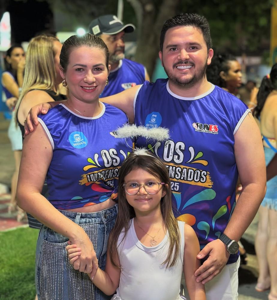 Vereador Maikon Minervino participa da abertura do carnaval de Patos com a família