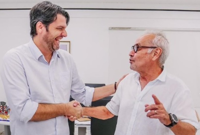 Cícero cumpre agenda internacional e transmite cargo a Leo Bezerra