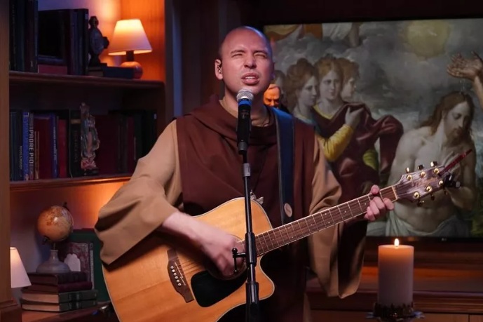 Após live com mais de 1 milhão de fiéis, Frei Gilson é alvo de críticas e recebe apoio de políticos e religiosos