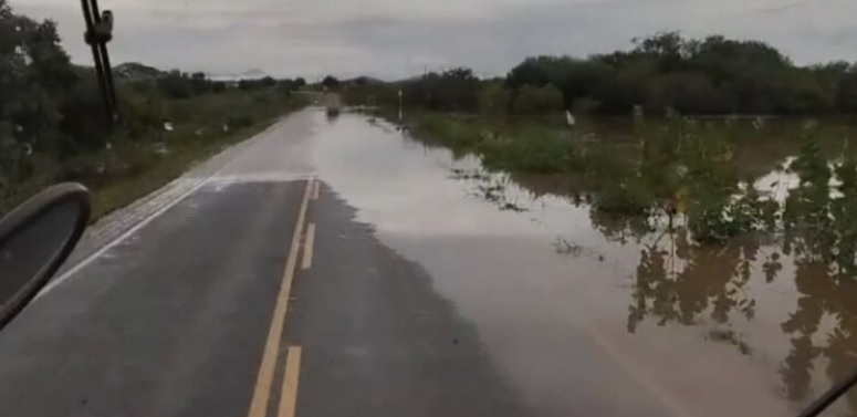 Chuva deixa rodovia alagada no Vale do Piancó