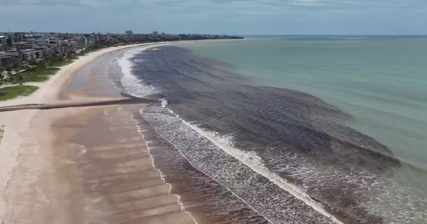 Mancha escura no mar de João Pessoa tem coliformes fecais e apresenta cor e cheiro de mangue, aponta teste da Sudema