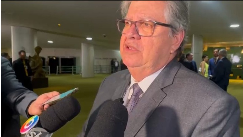 João Azevêdo vê com naturalidade articulações de Cícero Lucena para Eleições 2026: “na política é assim”