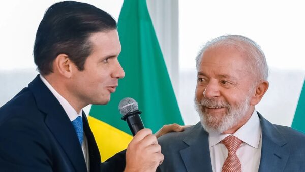 Lula convida Hugo Motta para compor comitiva que vai ao velório do papa Francisco