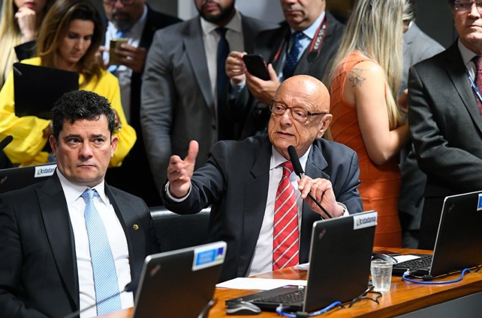 Esperidião Amin (D) apresentou relatório favorável ao projeto de Sergio Moro (E) - Foto: Marcos Oliveira/Agência Senado
