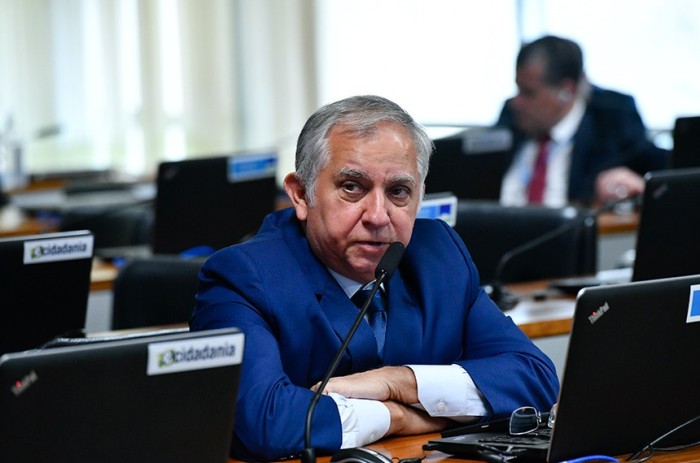 izalci Lucas leu o relatório de Wilder Morais - Foto: Geraldo Magela/Agência Senado