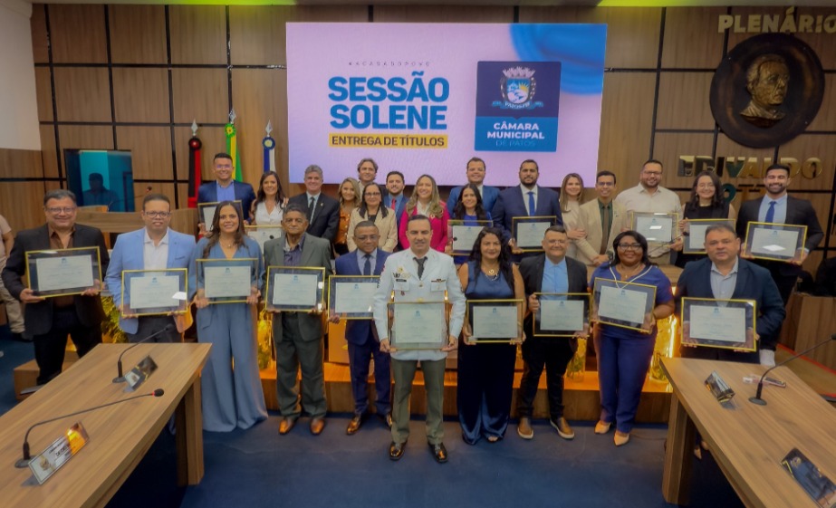 Sessão Solene agracia 21 novos cidadãos e cidadãs patoenses com Titulo Honorífico