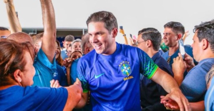 Hugo Motta entra na polêmica da camisa e defende permanência de uniforme azul