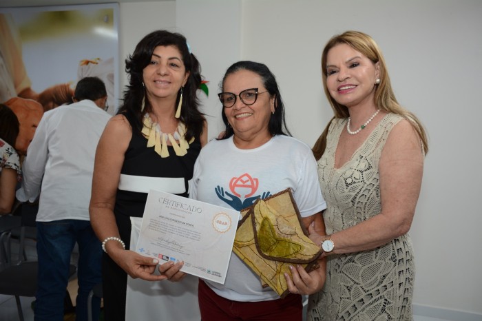 Primeira-dama do Estado entrega certificados para concluintes do curso de Práticas de Folhas no Centro do Artesanato