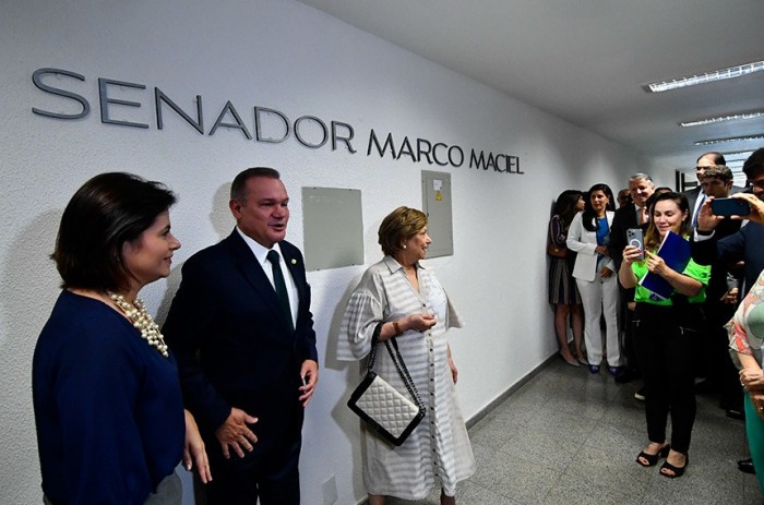 O senador licenciado Wellington Fagundes, autor da homenagem, entre a vice-governadora de Pernambuco e a viúva de Maciel, Anna Maria - Foto: Geraldo Magela/Agência Senado