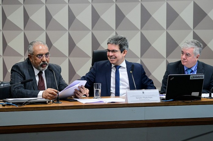 O relator do projeto, Paulo Paim (à esq.), e o autor, Randolfe Rodrigues (ao centro), na reunião da CDH - Foto: Pedro França/Agência Senado