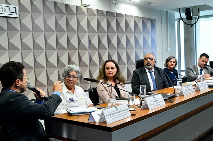 O senador Paulo Paim (ao centro) com convidados da audiência pública da CDH nesta segunda - Foto: Geraldo Magela/Agência Senado