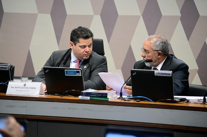 O presidente da CCJ, Davi Alcolumbre, e o relator do projeto, Paulo Paim, em reunião da comissão no início do mês - Foto: Pedro França/Agência Senado