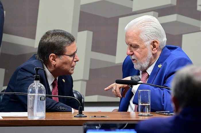 Carvalho Júnior (esq), com Jaques Wagner: a bolsa para os alunos de baixa renda do ensino médio pode contribuir muito para diminuir a evasão escolar - Foto: Pedro França/Agência Senado