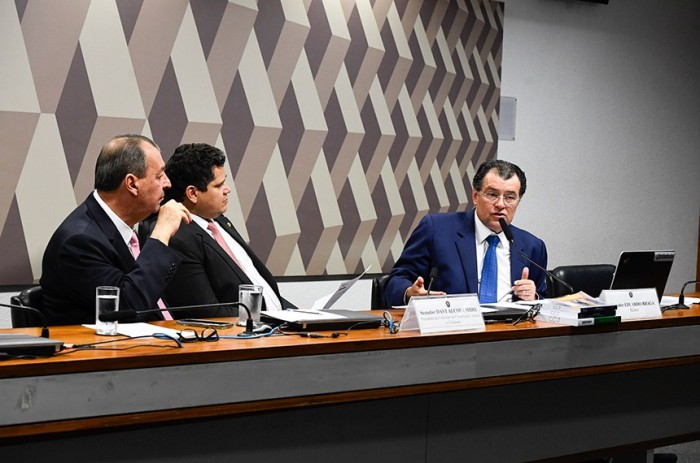 Omar Aziz e Davi Alcolumbre ouvem o relator, Eduardo Braga: reforma tributária entra na reta final - Foto: Roque de Sá/Agência Senado