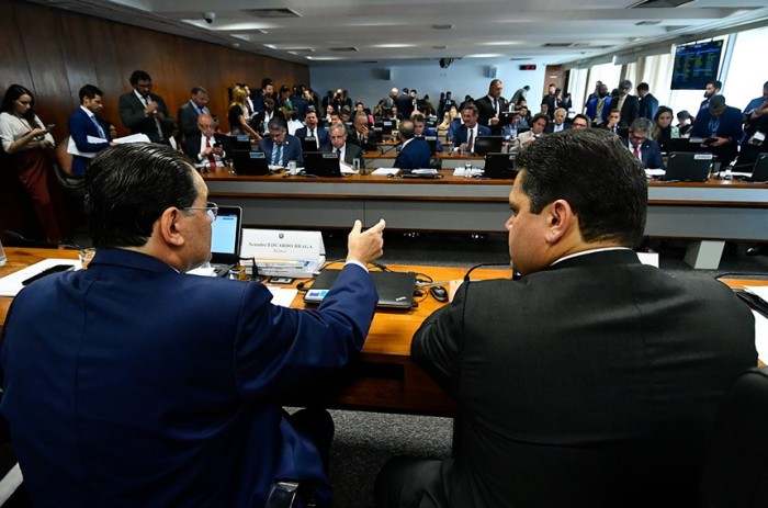 Braga (esq), relator, com Alcolumbre, na CCJ: o principal legado da reforma é estabelecer uma trava sobre a carga tributária, que não permitirá aumento de imposto - Foto: Geraldo Magela/Agência Senado