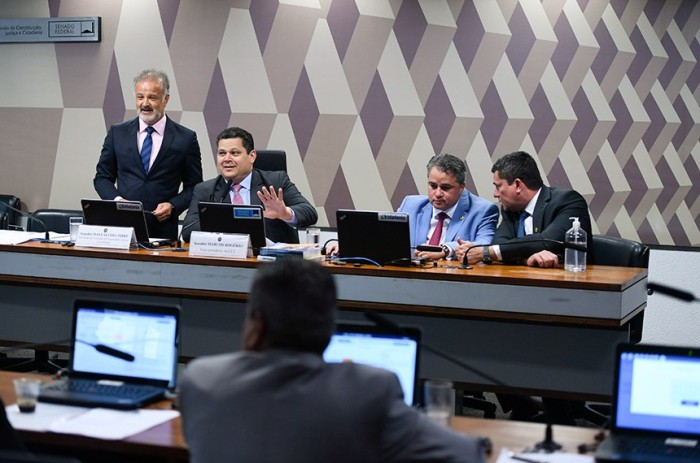 Presidente da CCJ, Davi Alcolumbre (2º à esq.) comandou a a reunião - Foto: Edilson Rodrigues/Agência Senado