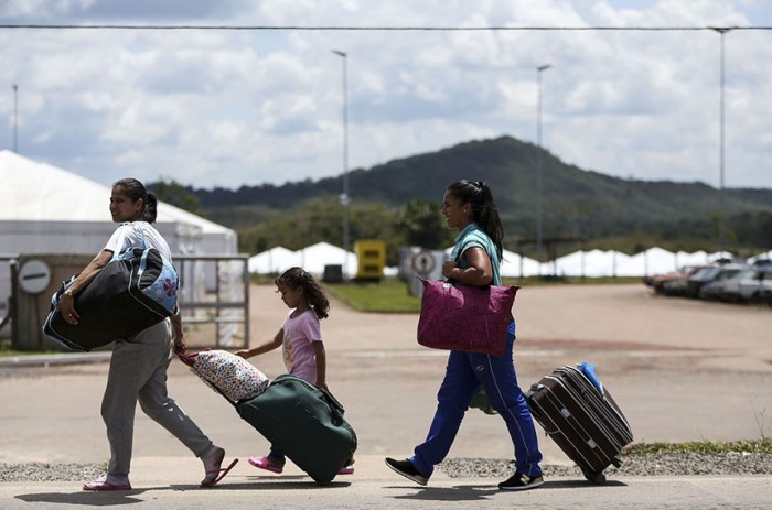 Venezuelanos chegam a Pacaraima (RR), cidade que enfrenta problemas na saúde e educação devido à migração - Foto: Marcelo Camargo/ABr