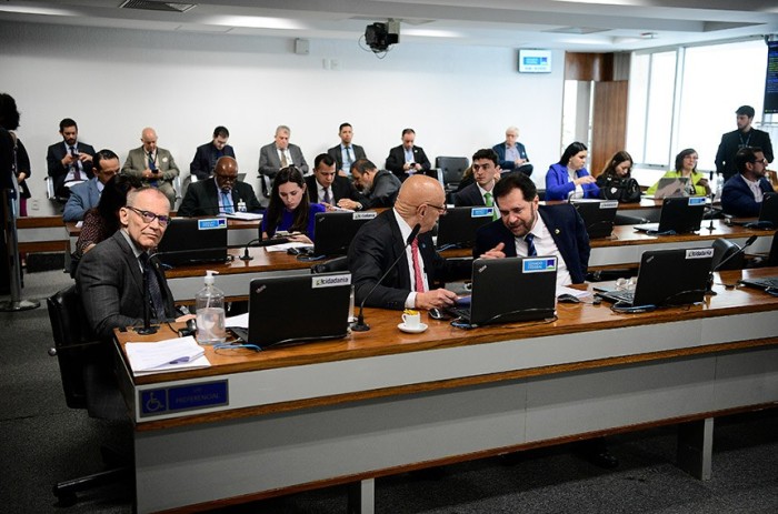 Amin (centro) elogiou as homenagens aos físicos e às ciências aeronáuticas - Foto: Pedro França/Agência Senado