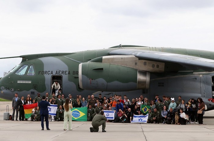 Refugiados da guerra entre Israel e o Hamas transportados em avião da Força Aérea Brasileira - Foto: Tânia Rêgo/Agência Brasil