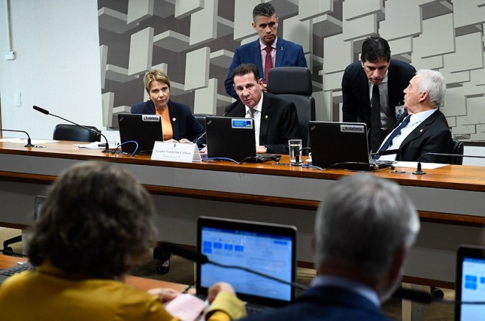 Tereza Cristina, autora da proposta, com o presidente da comissão, Vanderlan Cardoso - Foto: Roque de Sá/Agência Senado