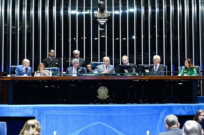 Izalci (ao centro) e representantes do IAB na sessão especial de homenagem - Foto: Roque de Sá/Agência Senado