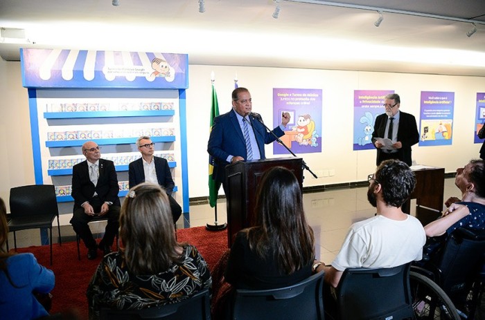 Eduardo discursa na abertura da exposição sobre proteção de dados com temática da turma da Mõnica - Foto: Pedro França/Agência Senado
