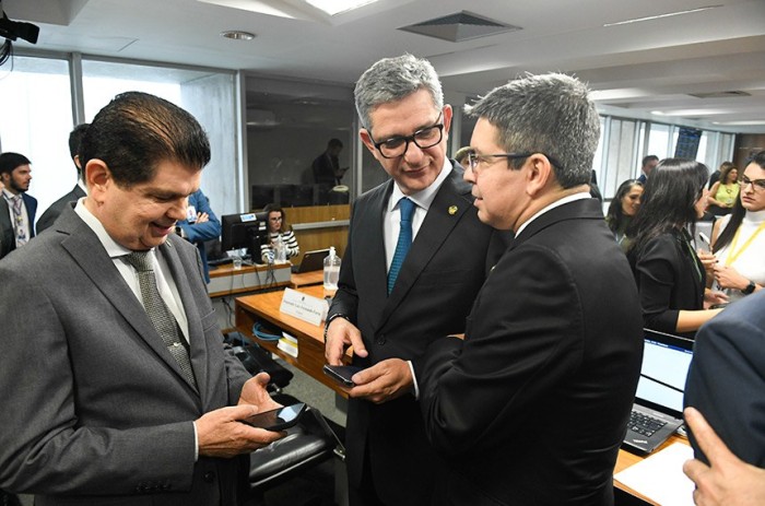 O presidente da comissão, Rogério Carvalho (C), com o vice, deputado Mauro Benevides Filho, e Randolfe Rodrigues - Foto: Jefferson Rudy/Agência Senado