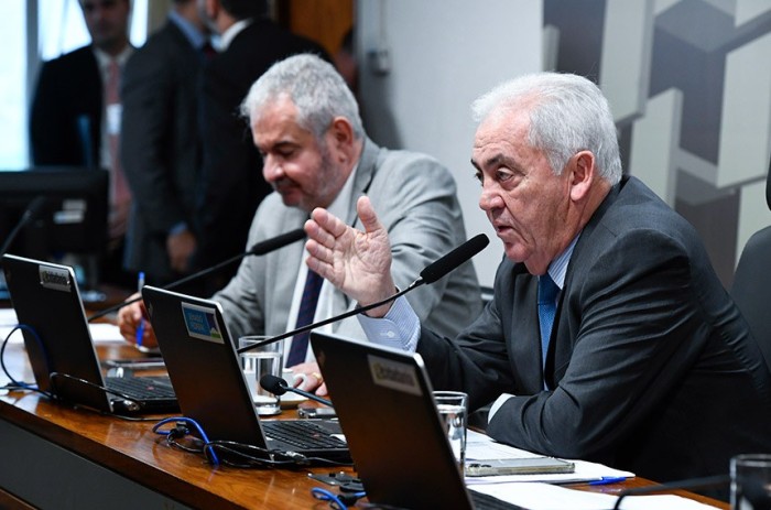 Otto (dir), autor, com Coronel, relator: projeto amplia universo de contribuintes com acesso à renegociação de dívidas e diminui o estoque de valores a receber pelo fisco - Foto: Roque de Sá/Agência Senado
