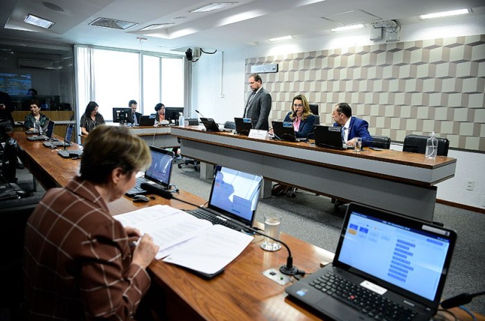 Teresa Cristina lê relatório de Zequinha Marinho: fim da pandemia e nocividade de produtos químicos tornoaram projeto prejudicado - Foto: Pedro França/Agência Senado