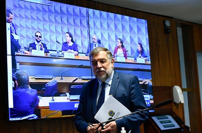 Arns leu na CDH relatório de Randolfe, que foi favorável à proposta de Contarato - Foto: Geraldo Magela/Agência Senado