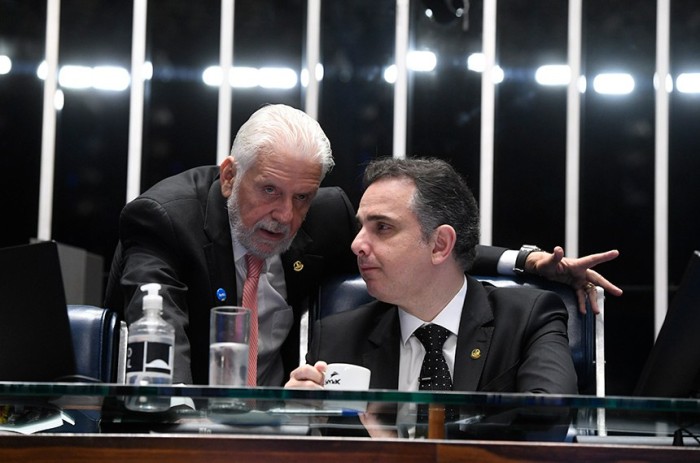 Jaques Wagner, à esquerda, apresentou requerimento para projeto ser debatido na CAE e Rodrigo Pacheco, sentado, propôs adiar votação para quarta-feira, com objetivo de se tentar um acordo - Foto: Jefferson Rudy/Agência Senado