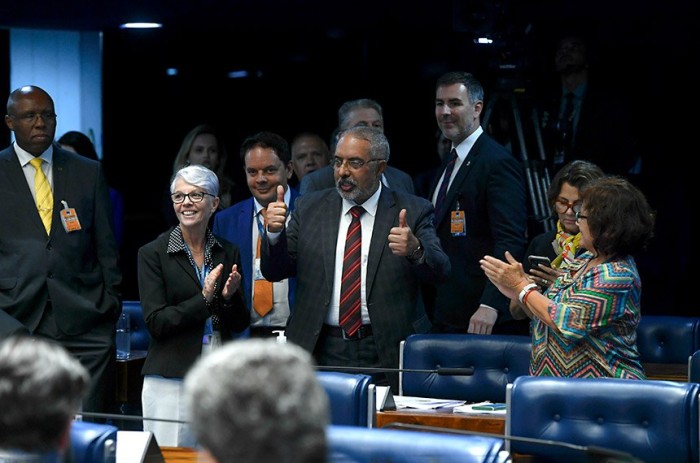 Relator do projeto, Paulo Paim comemorou a aprovação no Plenário - Foto: Marcos Oliveira/Agência Senado