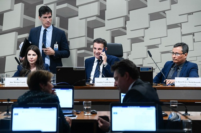 O presidente da CAE, Vanderlan Cardoso, entrre os indicados para a diretoria da CVM Marina Palma Copola de Carvalho e Daniel Walter Maeda Bernardo - Foto: Marcos Oliveira/Agência Senado