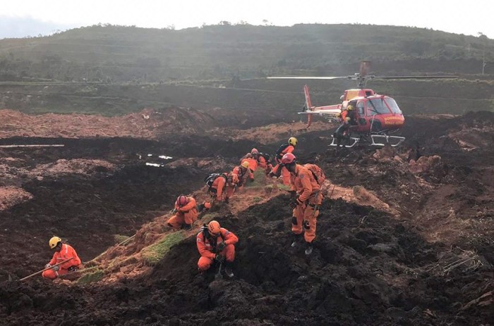 Bombeiros atuam na catástrofe em Brumadinho, provocada pelo rompimento de barragem de lama tóxico controlada pela mineradora Vale, em 2019 - Foto: Corpo de Bombeiros MG